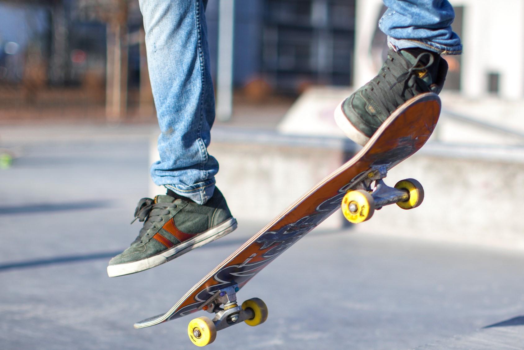 Noen som trikser på skateboard. Foto.