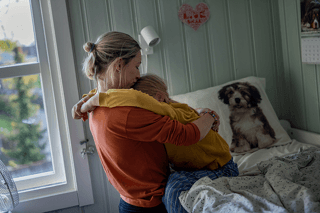 Mor trøster barnet sitt