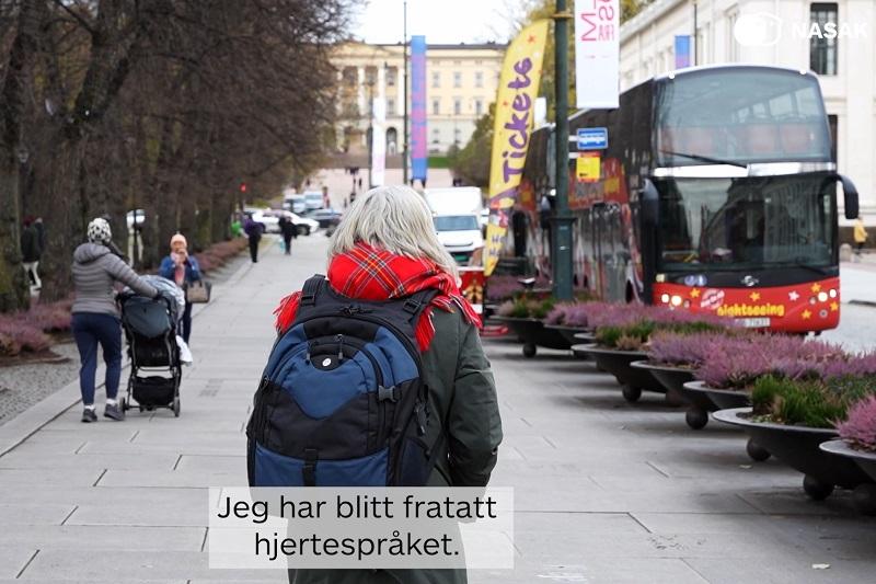 person med ryggen til kamera går i sentrum av Oslo