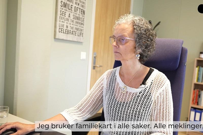 kvinne jobber på pc