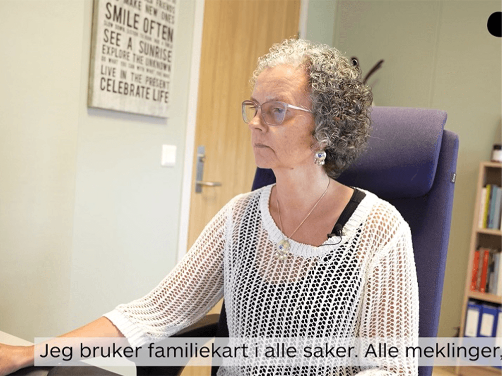 Dame sitter på en stol