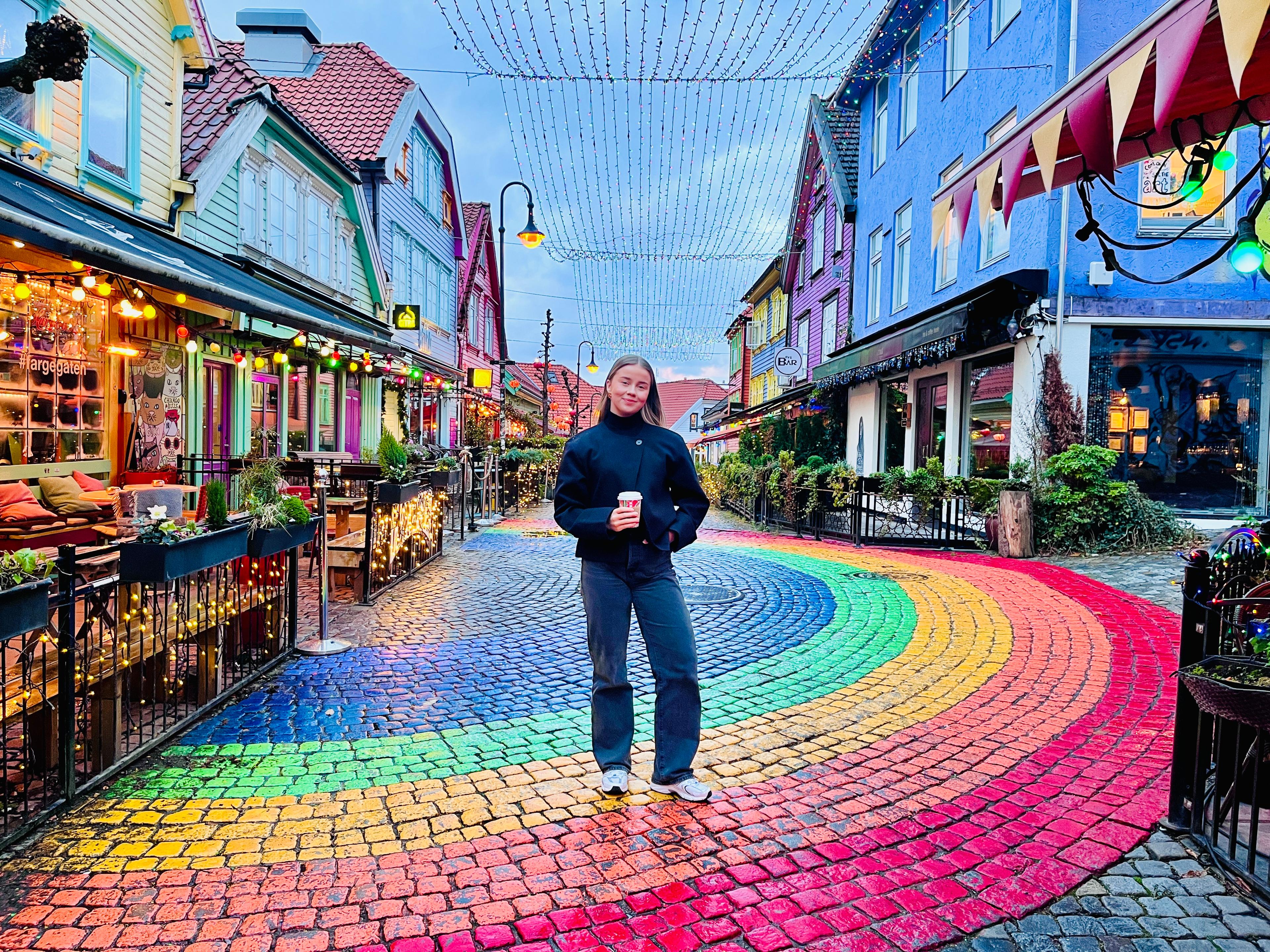 Stine Lise Nordsletta Somby står midt i en gate i Stavanger.