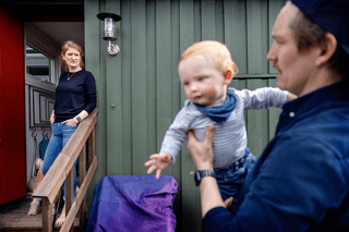 Far bærer barn, mor ser på