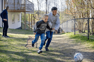 To brødre spiller fotball