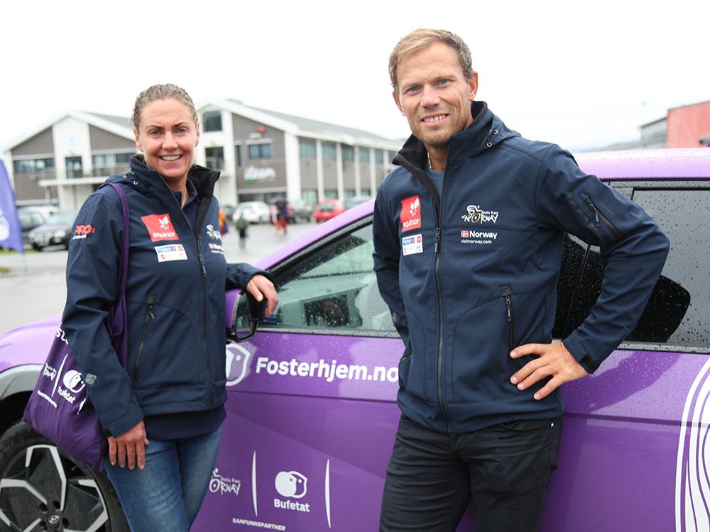 Gunn Rita Dahle Flesjå  og Thos Hushovd står ved billen