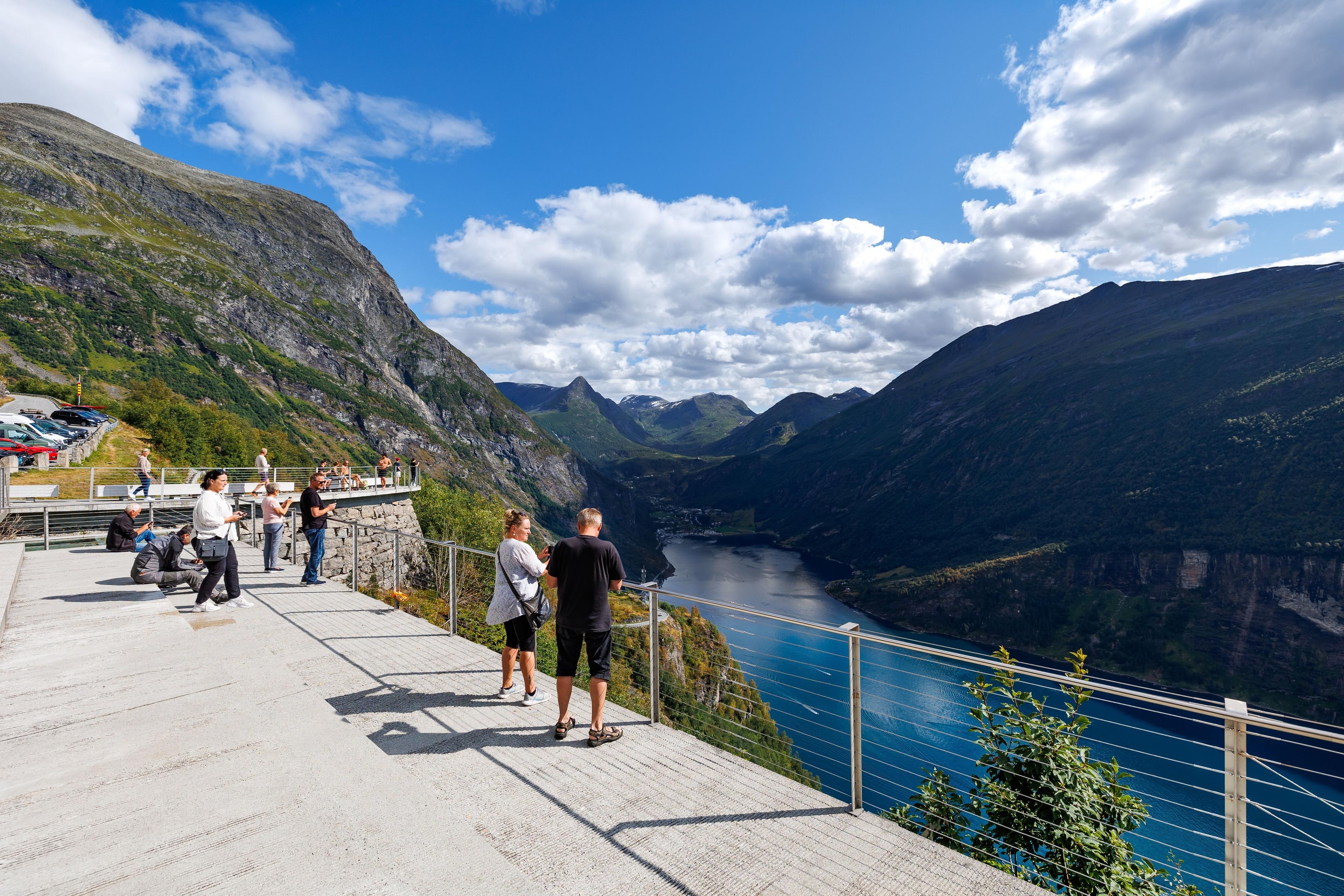 Turister på et utsiktspunkt i Geiranger