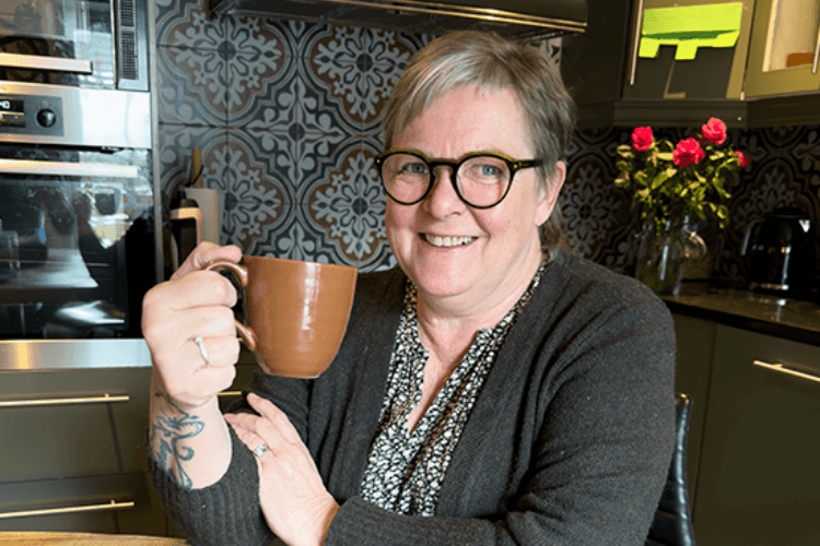 Ragnhild med kaffekoppen sin