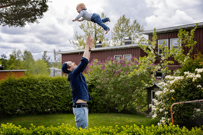 Pappa leker med babyen