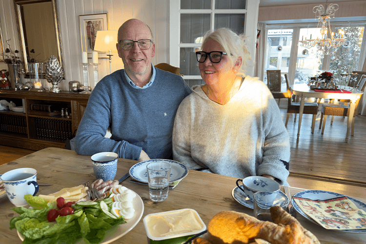 Eli og Bent ved kjøkkenbordet