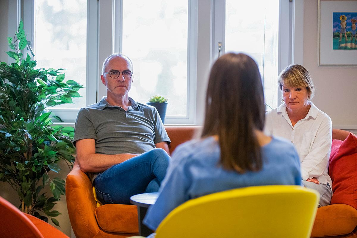 Svein-Erik Granli og Elin Andersen i samtale med klient. Foto.