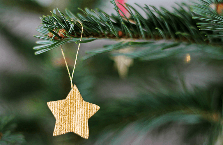 stjerne henger på juletreet