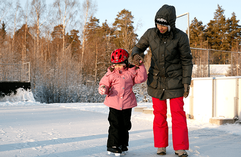 mor og barn på skøyter