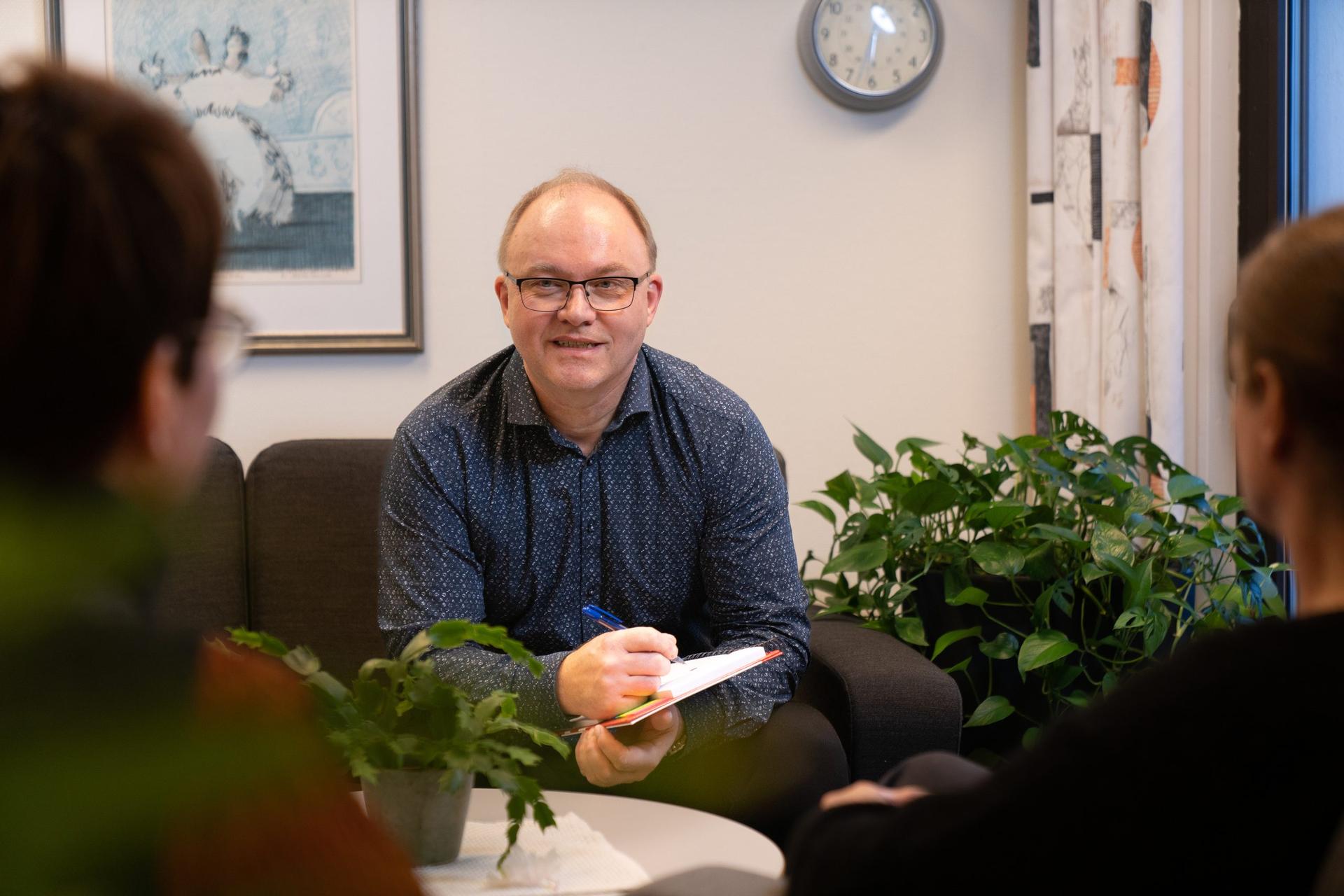 De ansatte har tverrfaglig bakgrunn og ulik livs- og arbeidserfaring. Foto: Deadline Media