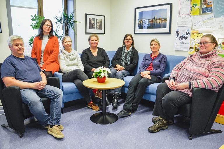 De ansatte har tverrfaglig bakgrunn og ulik livs- og arbeidserfaring. Foto: Nikolai Lindvall