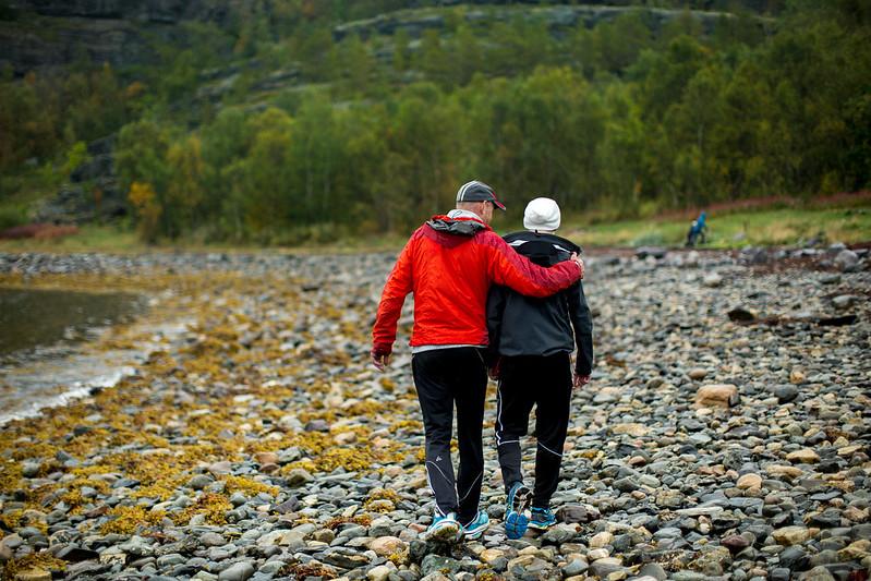 Illustrasjonsfoto: Fosterforelder og ungdom går tur langs vannet