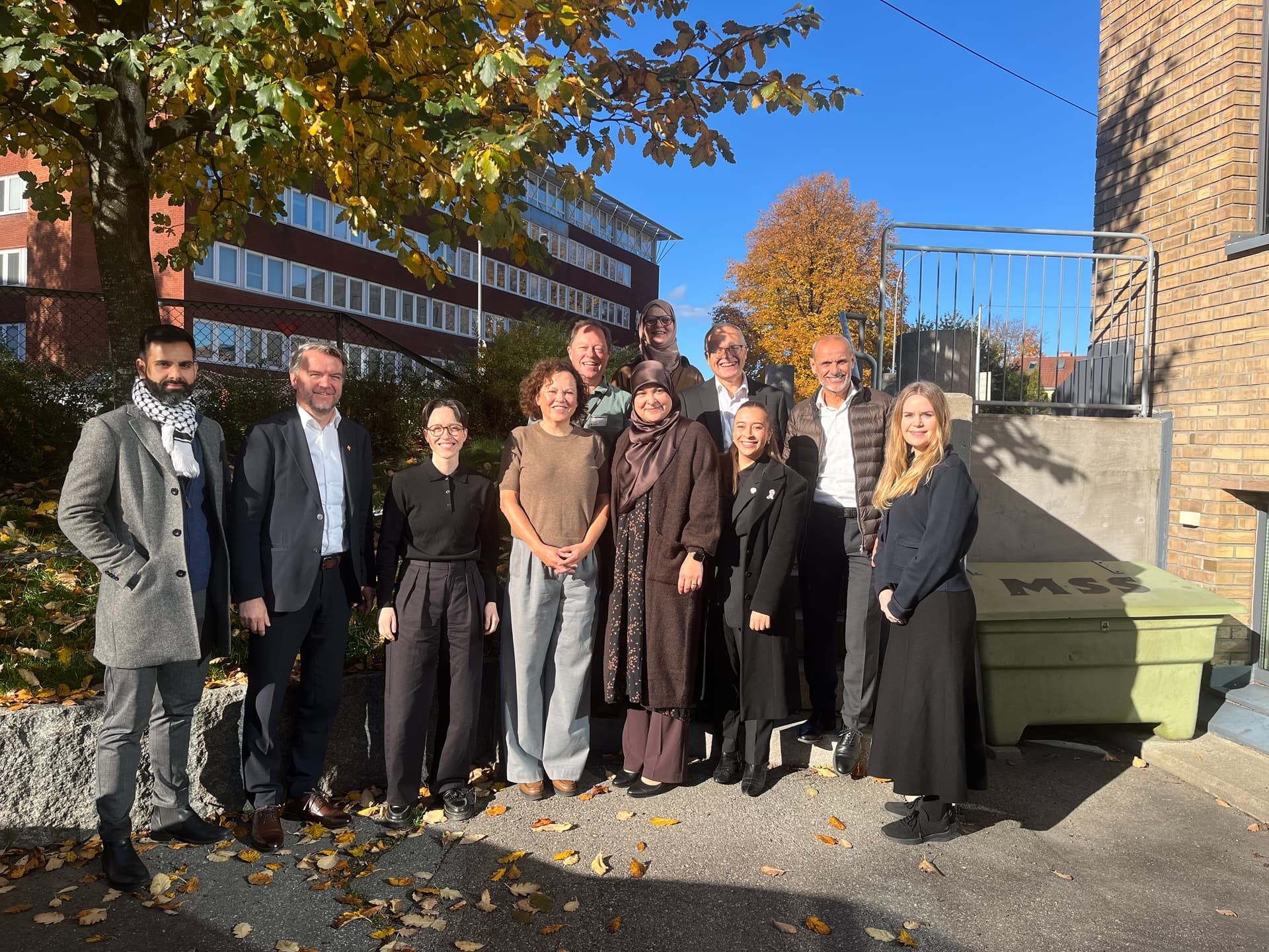 Personer står oppstilt ute. Fra venstre (første rekke): Zamran Butt (Muslimsk dialognettverk- MDN), Senaid Kobilica (Styreleder MDN), Sara Myhrer (Bufdir), Anna Bjørshol (Bufdir), Imen Hasnaoui (Det islamske forbundet), Sofie Bertel (MDN), Djamel Selhi (Det islamske forbundet), Linda Noor (Minotenk)