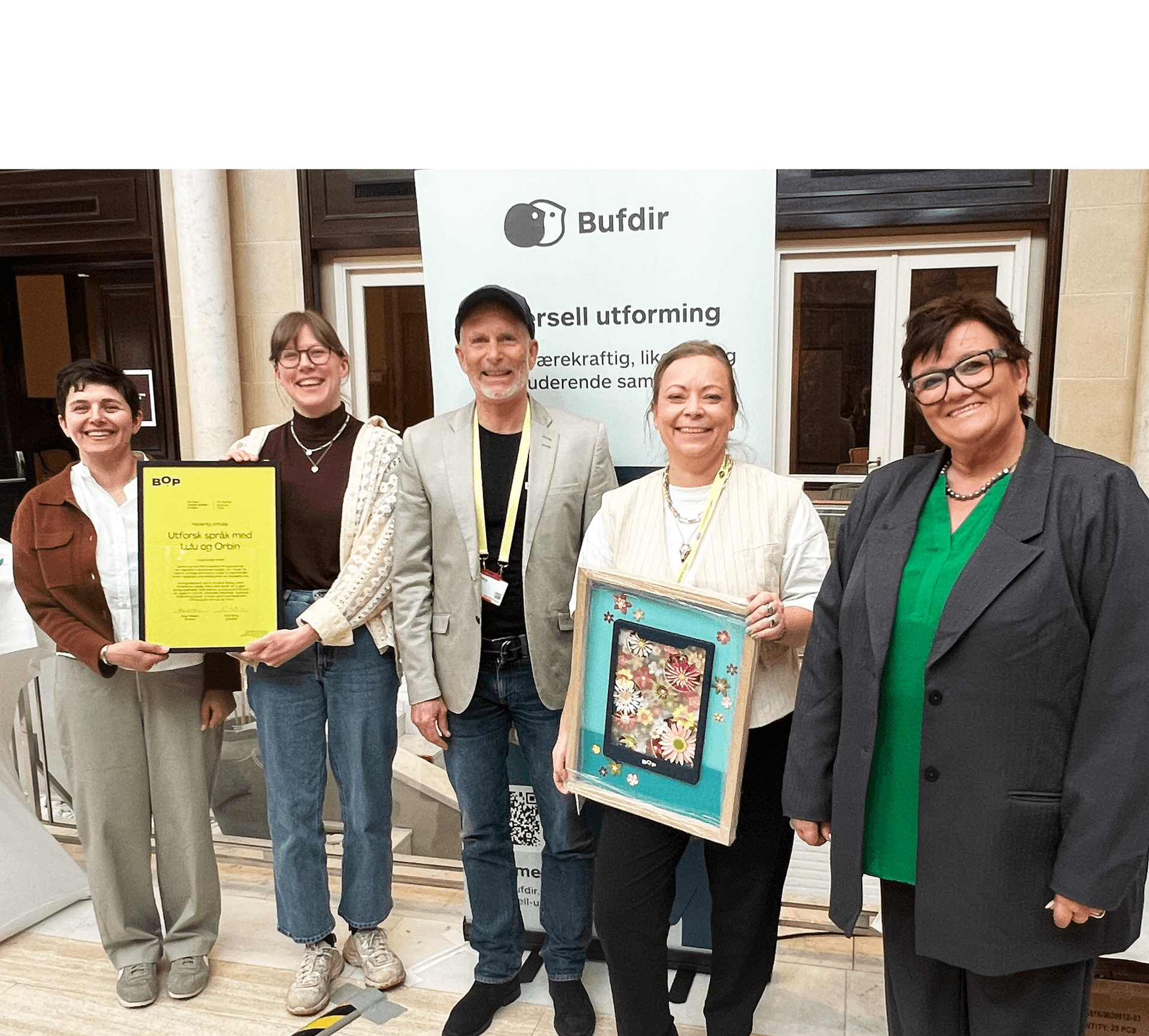 Vinnerne av Brukeropplevelsesprisen 2026 og mottakere av hederlig omtale står sammen og smiler