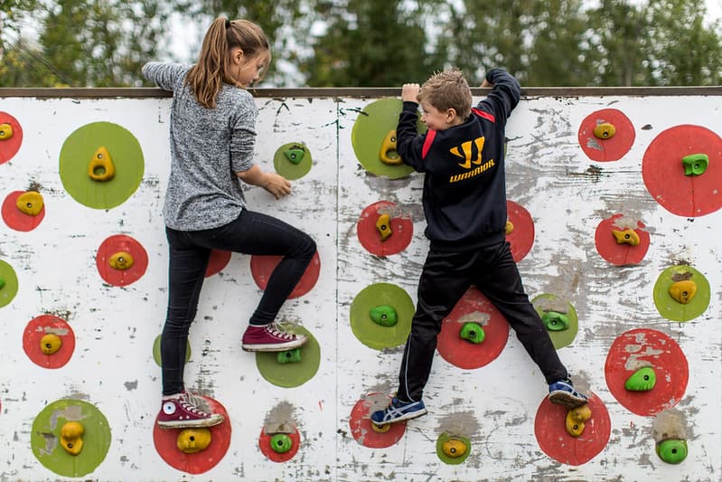 jente og gutt som klatrer