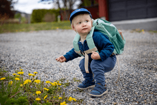 Liten gutt ute på tur