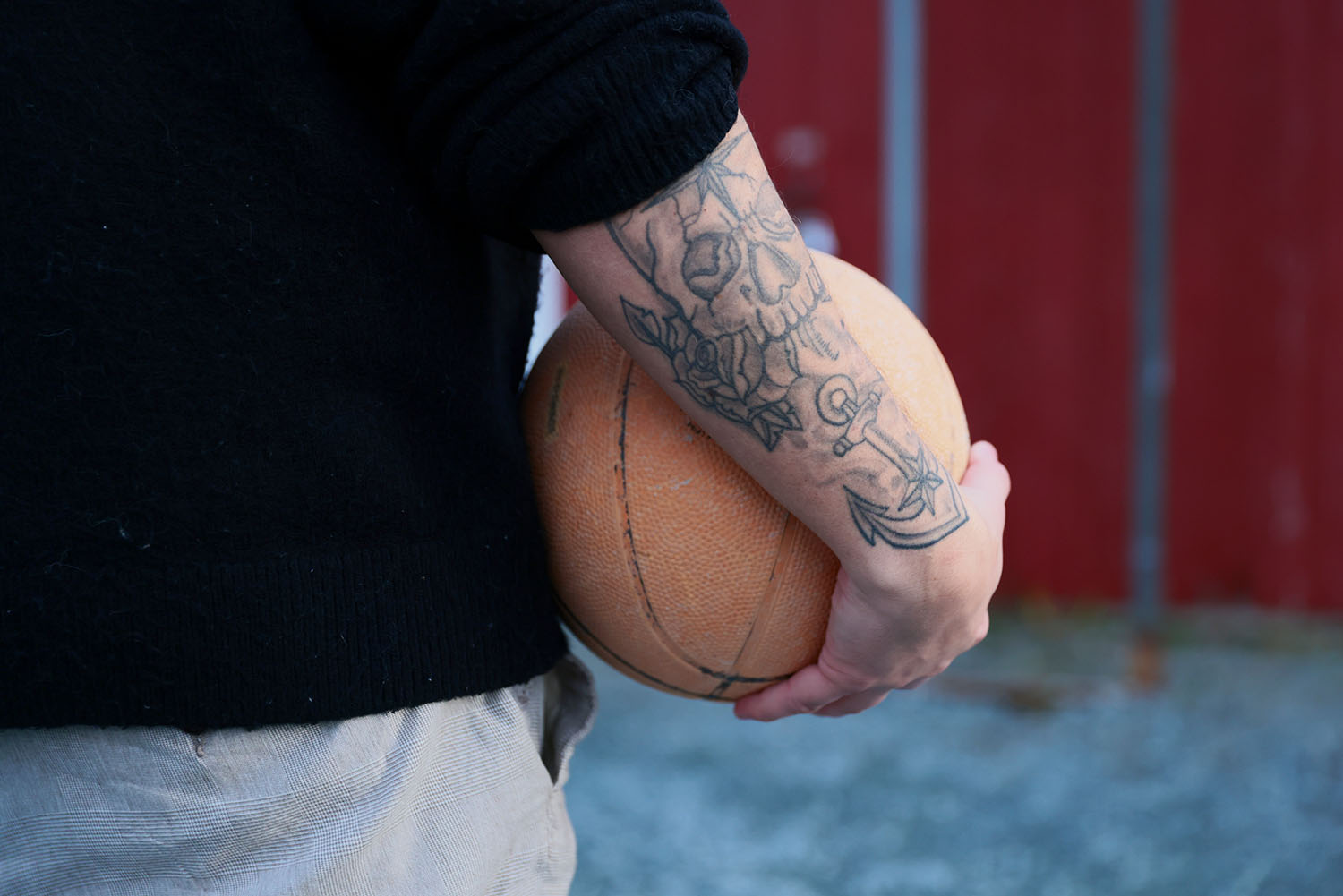 En person som holder en basketball. Foto.